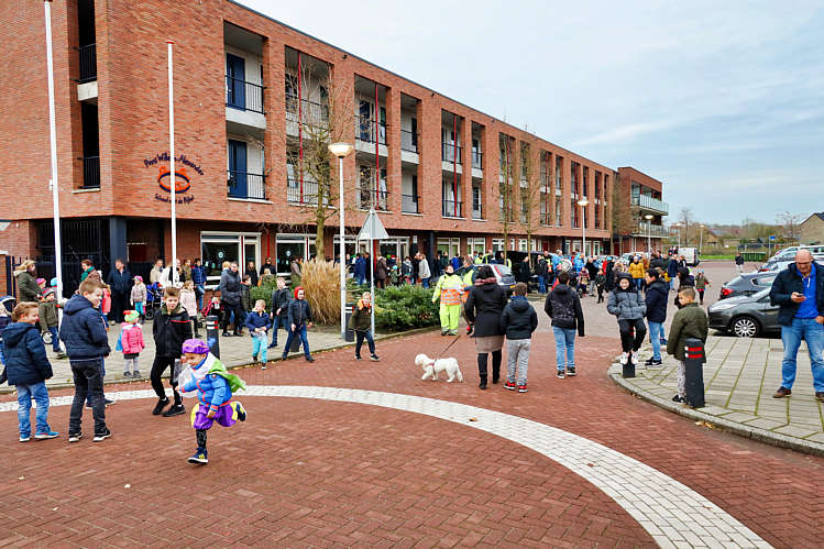 Aankomst van de Sint en zijn Zwarte Pieten in Waarder_010